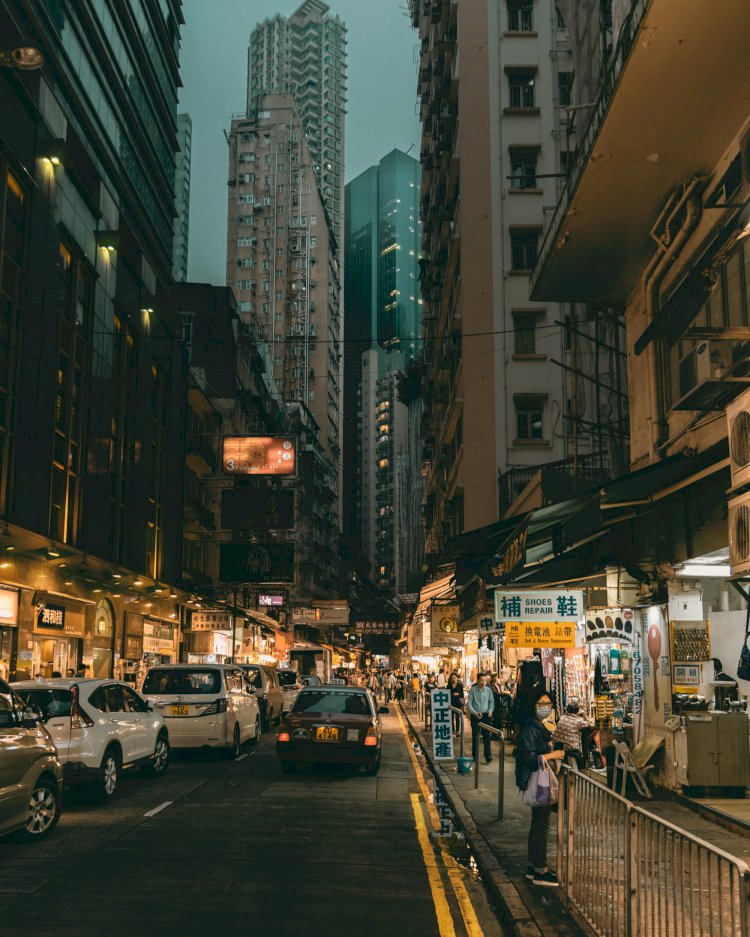 Kovodamas su trečiąja koronaviruso banga, Honkongas uždraudžia vakarieniauti restoranuose