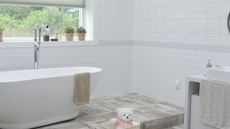 Nesenstanti klasika vonios kambaryje: skoningas dizainas svarbus, tačiau vien juo komforto nesusikursite