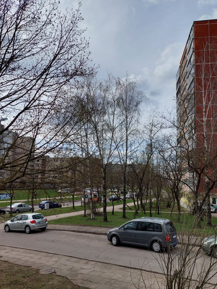Vilniuje Karoliniškėse žuvo pro balkoną iškritęs berniukas