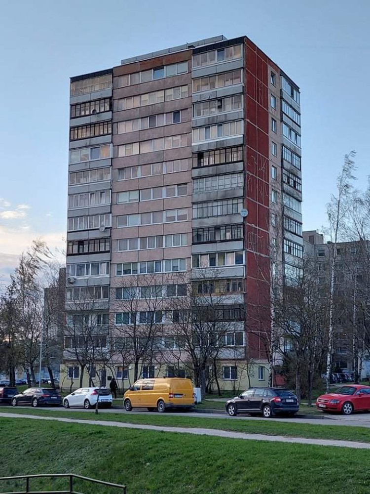 Vilniuje Karoliniškėse žuvo pro balkoną iškritęs berniukas